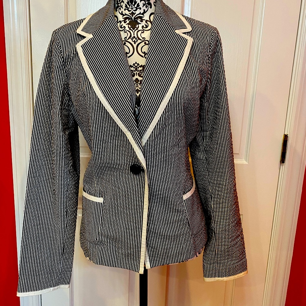 Searsucker blazer navy and white with one button and pockets